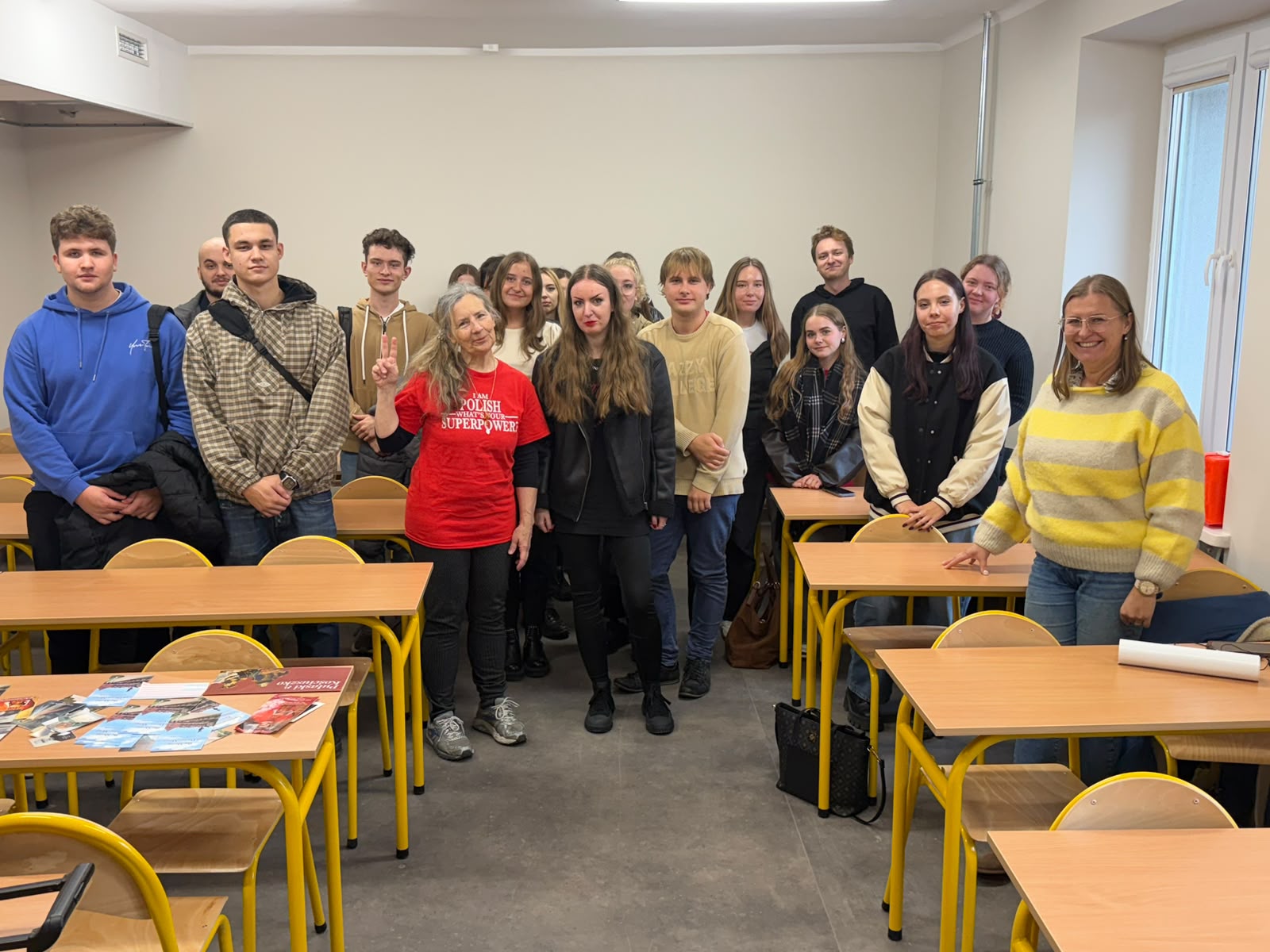 Na zdjęciu: Beatrix Czerkawski ze studentami i dr Niną Podsiedlik-Bogusz