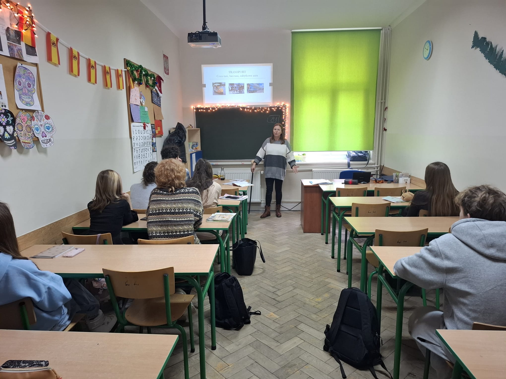 na zdjęciu: uczniowie V LO im. A. Mickiewicza wraz z prowadzącą spotkanie dr Niną Podsiedlik-Bogusz